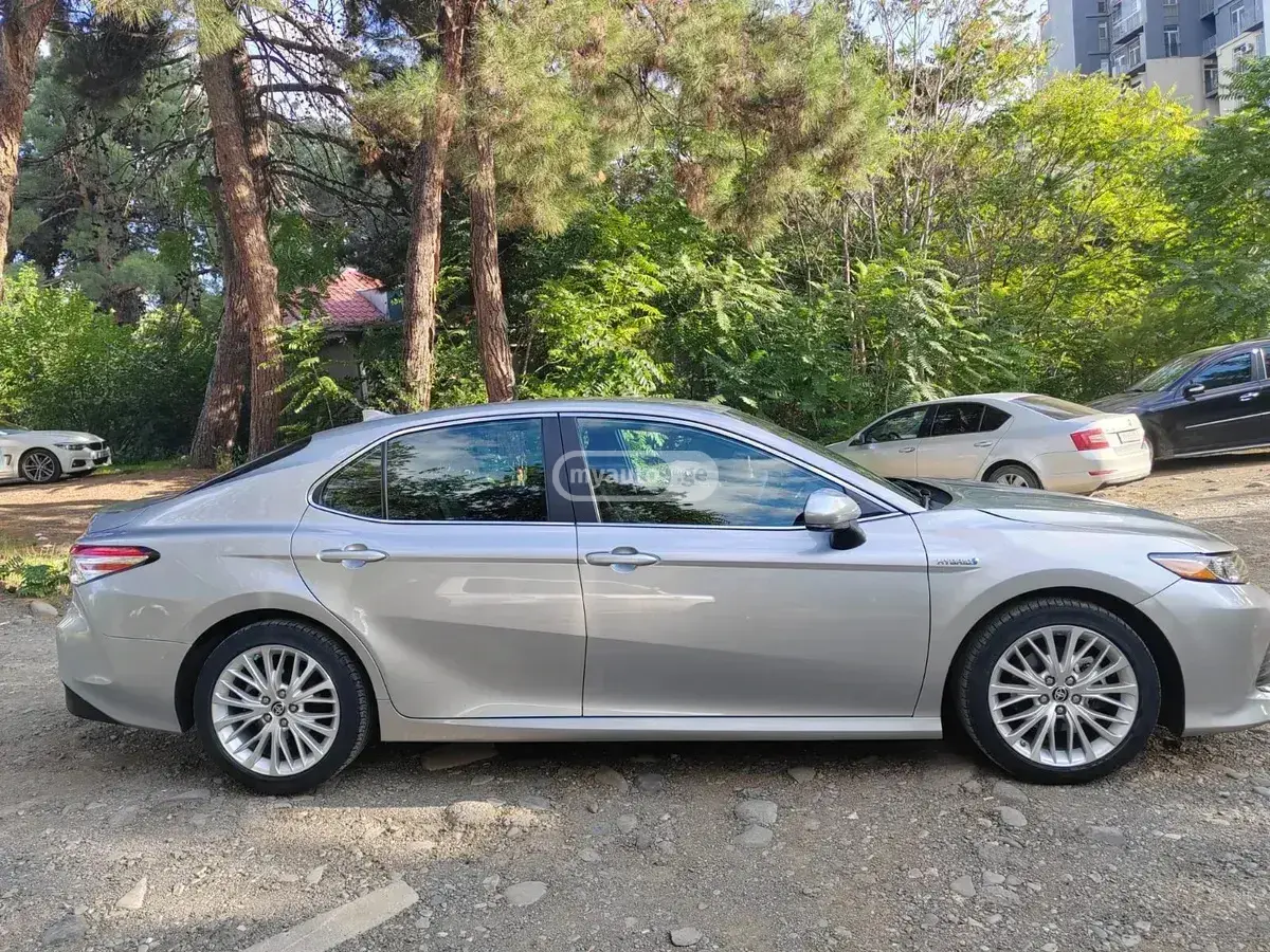 Toyota Camry 2019 — photo 2