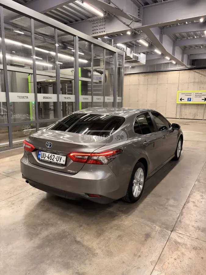 Toyota Camry 2021 — photo 2