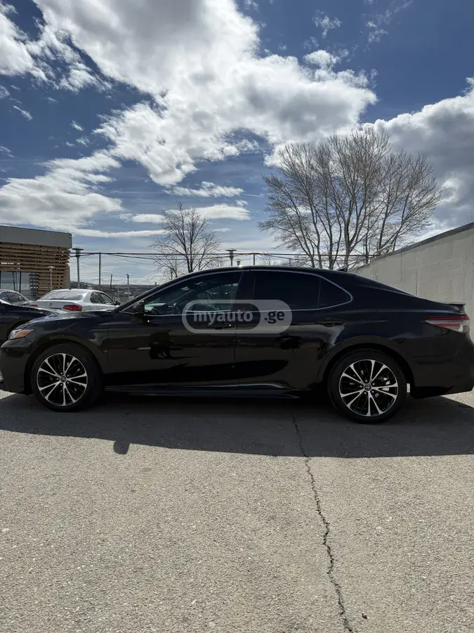 Toyota Camry 2019 — photo 2