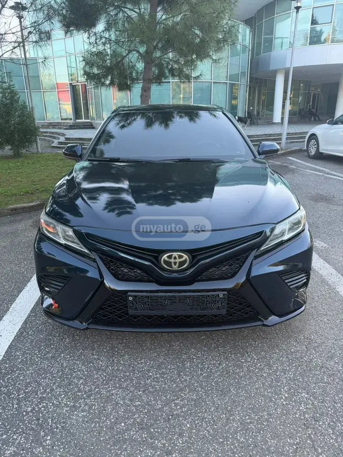 Toyota Camry 2020 — photo 2