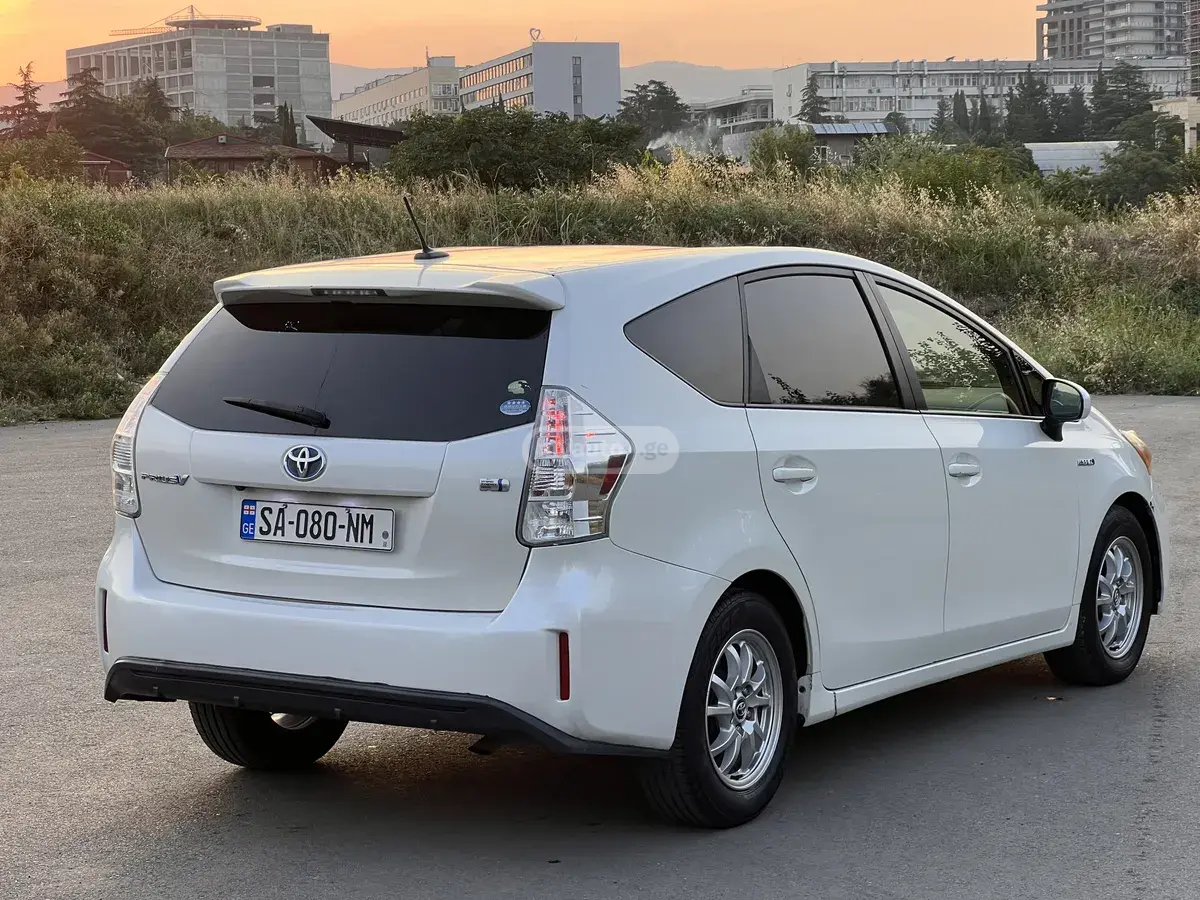 Toyota Prius V 2016 — photo 2
