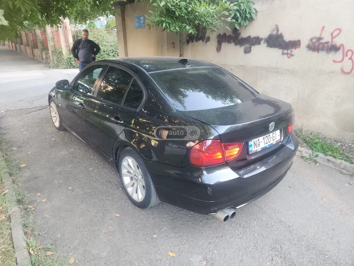 BMW 330 2011 — photo 2