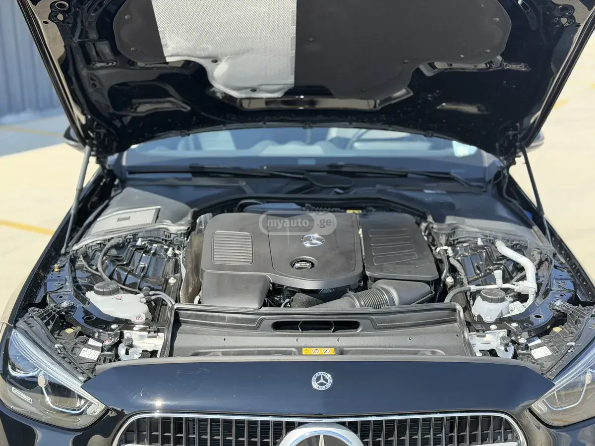 Mercedes-Benz C 300 2025 — photo 2