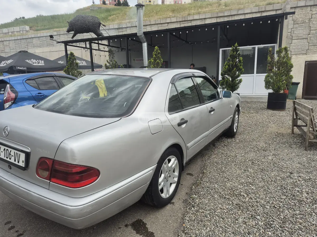 Mercedes-Benz E 220