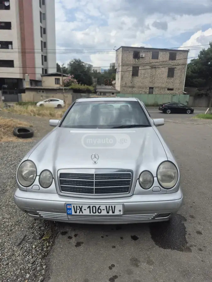 Mercedes-Benz E 220 1997 — photo 2