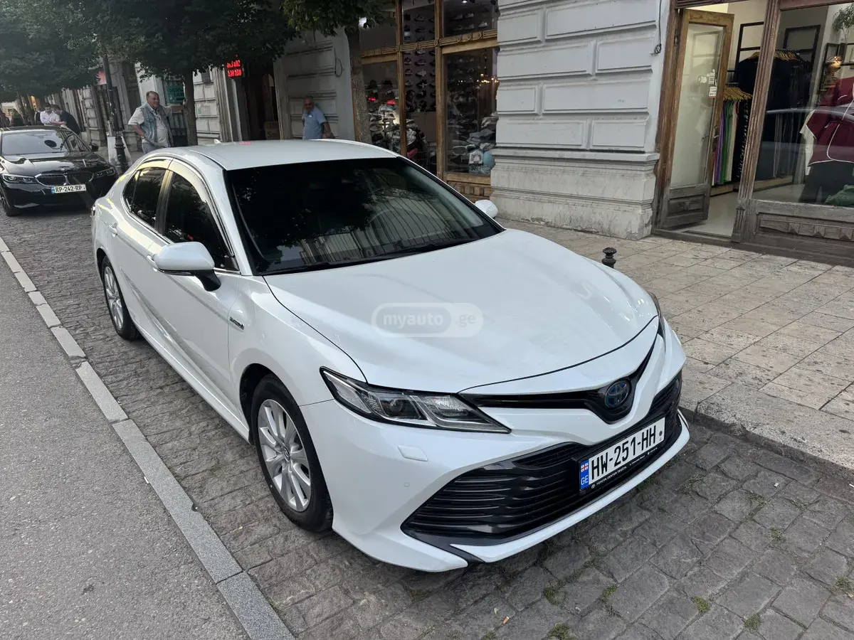 Toyota Camry 2019 — photo 2