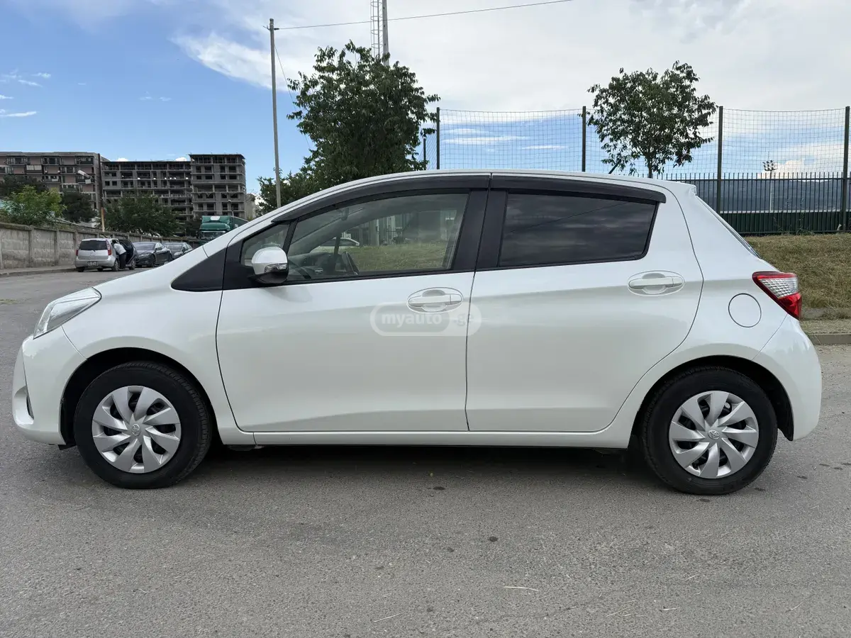 Toyota Vitz 2017 — photo 2