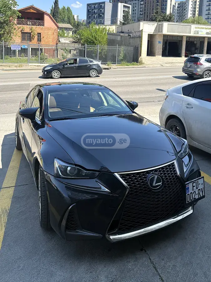 Lexus IS 200 2017 — photo 2