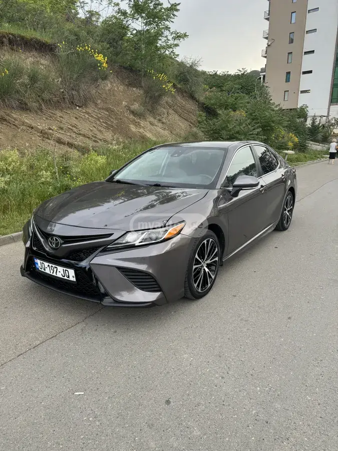 Toyota Camry 2020 — photo 2