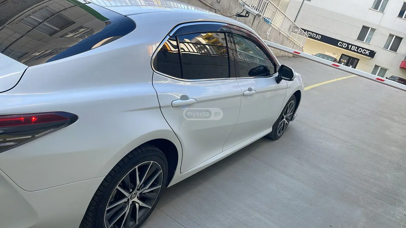 Toyota Camry 2023 — photo 2