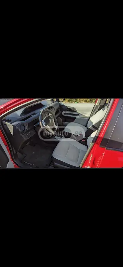 Toyota Prius C 2014 — photo 2
