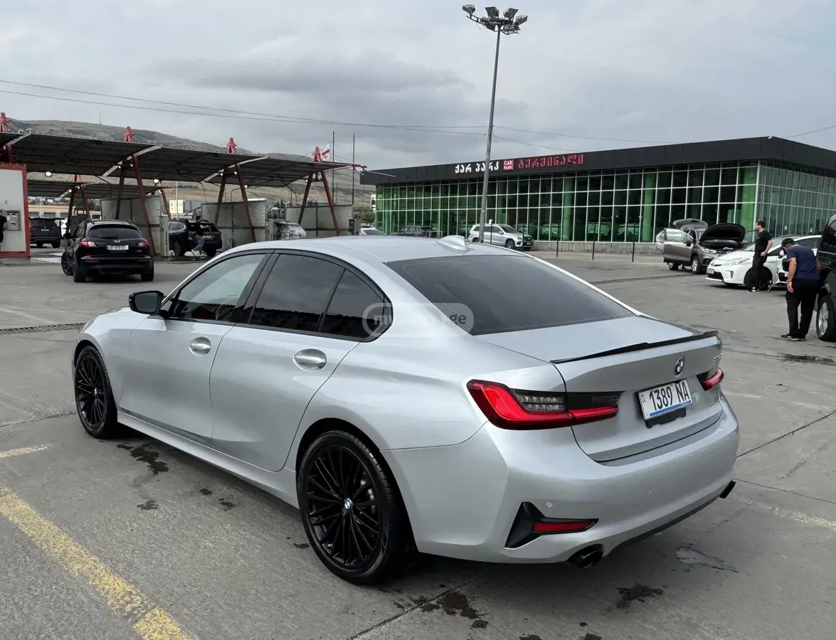 BMW 330 2019 — photo 2