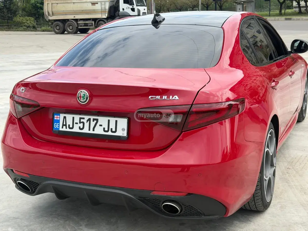 Alfa Romeo Giulia 2022 — photo 2