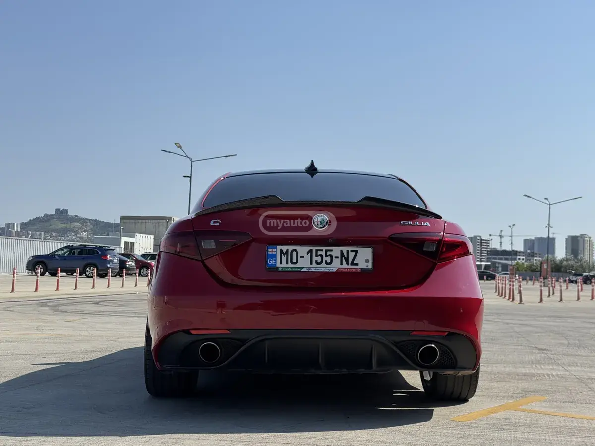 Alfa Romeo Giulia 2018 — photo 2