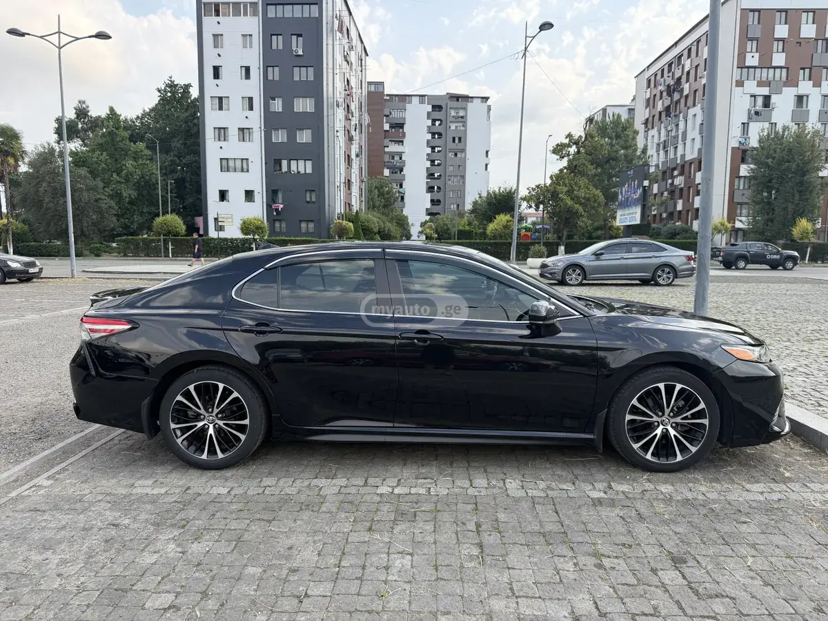 Toyota Camry 2020 — photo 2