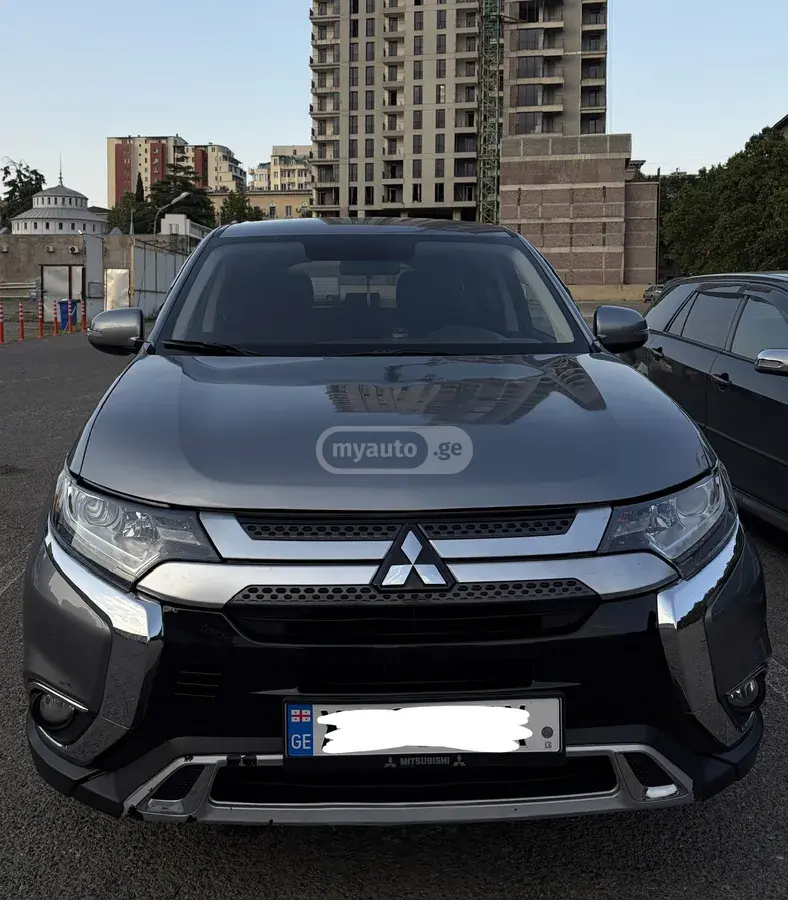 Mitsubishi Outlander 2017 — photo 2