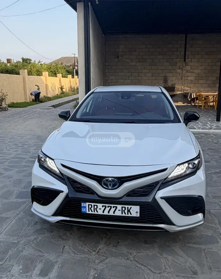 Toyota Camry 2021 — photo 2