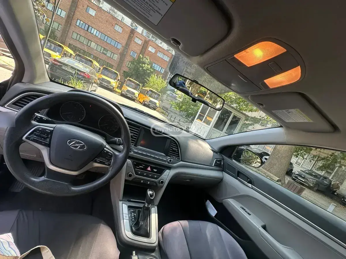 Hyundai Elantra 2018 — photo 2
