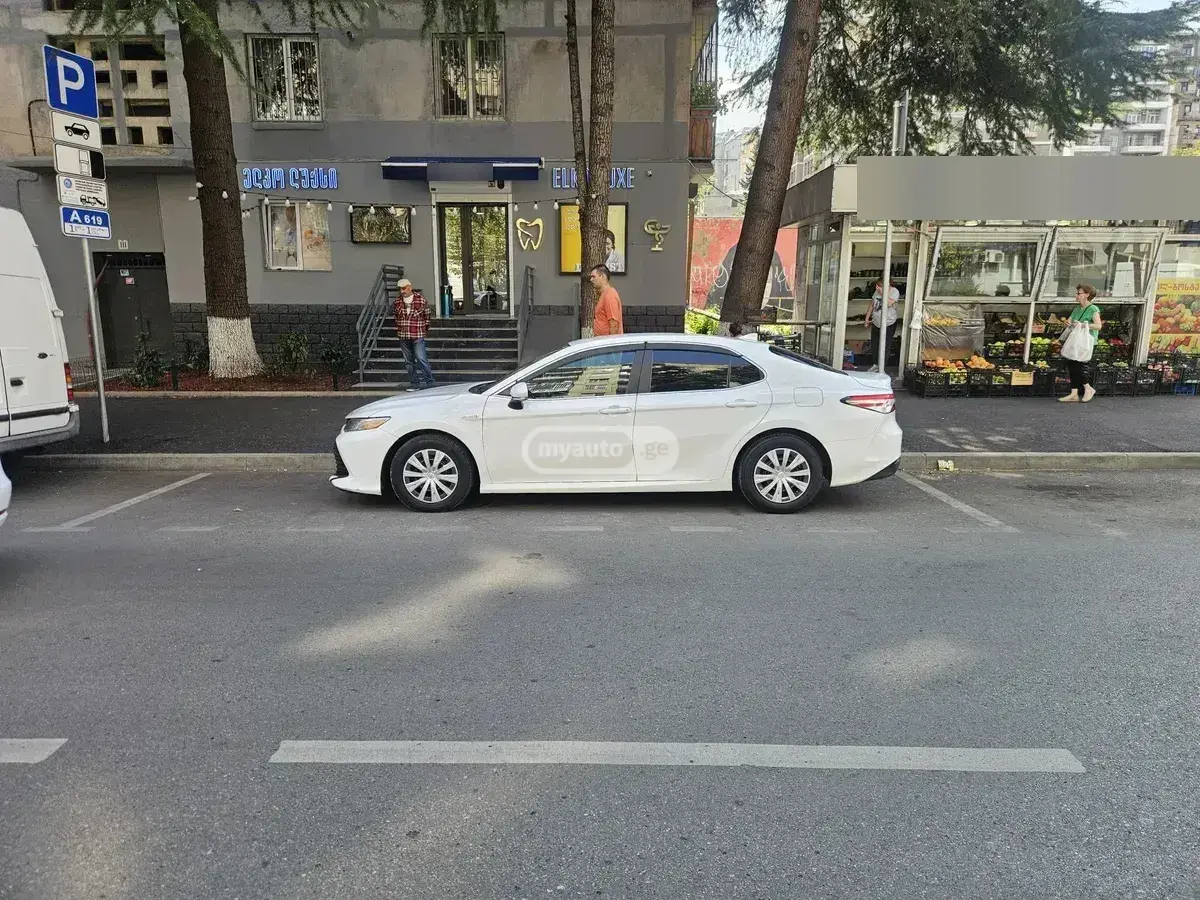 Toyota Camry 2020 — photo 2