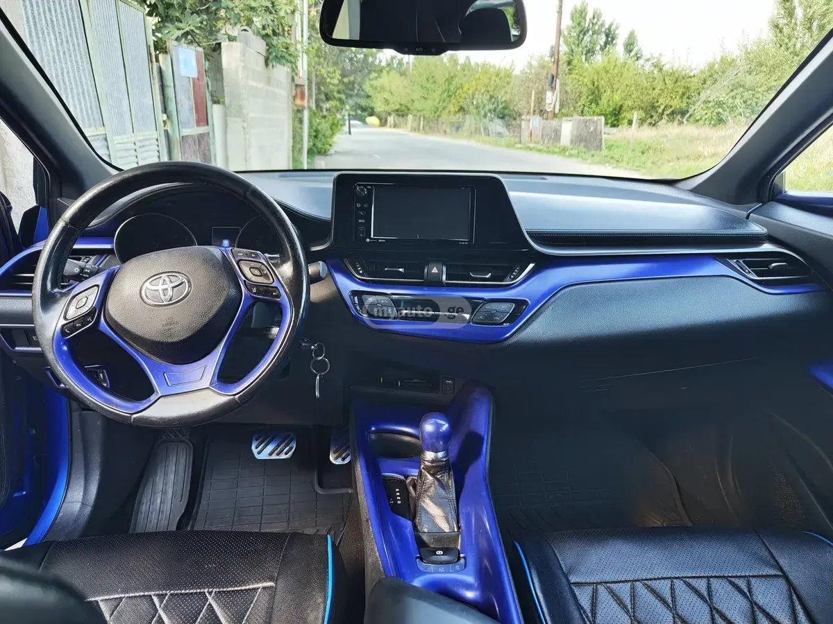 Toyota C-HR 2017 — photo 2