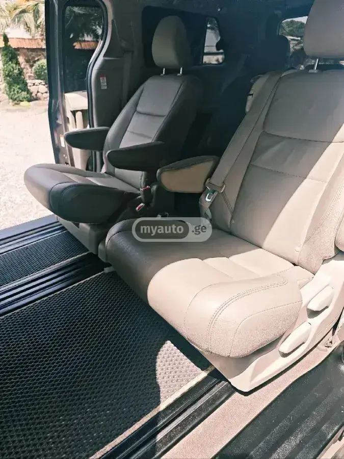 Toyota Sienna 2017 — photo 2