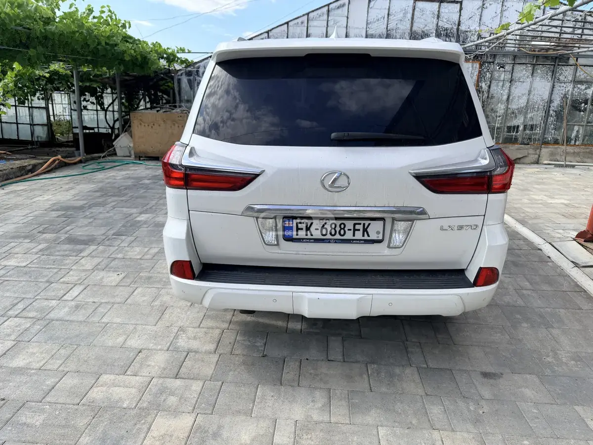 Lexus LX 570 2015 — photo 2