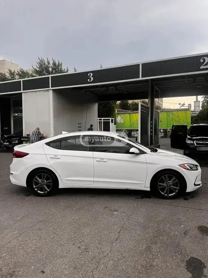 Hyundai Elantra 2017 — photo 2