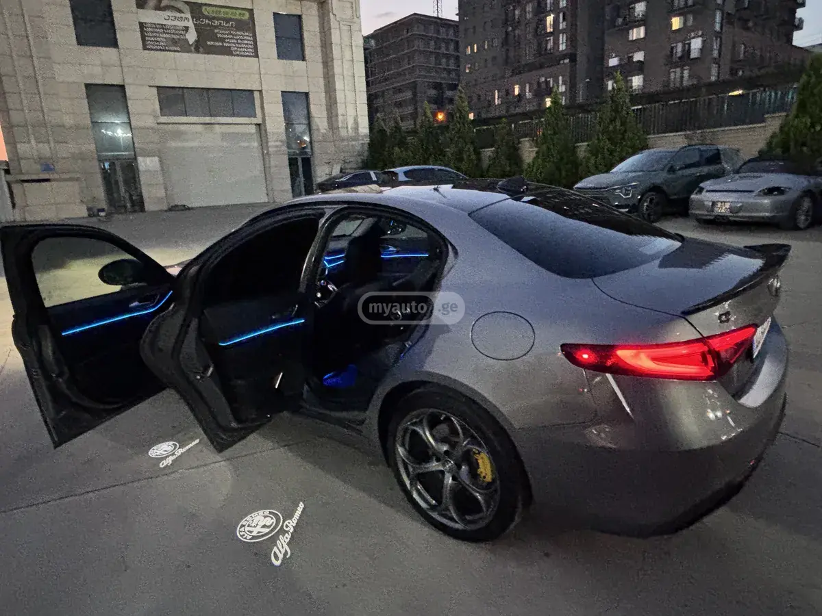 Alfa Romeo Giulia 2020 — photo 2