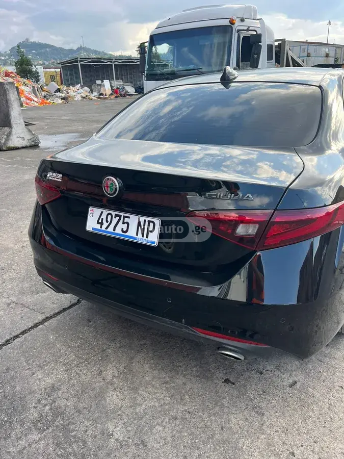 Alfa Romeo Giulia 2022 — photo 2