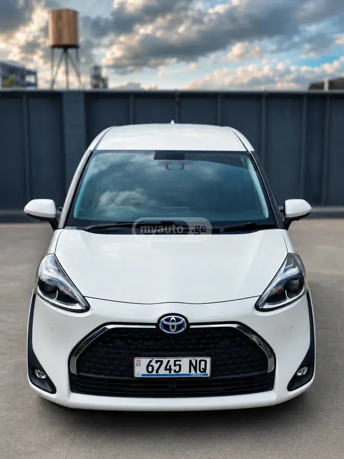 Toyota Sienta 2021 — photo 2