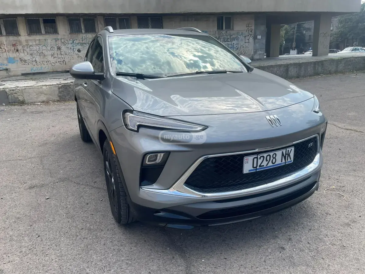 Buick Encore 2023 — photo 2