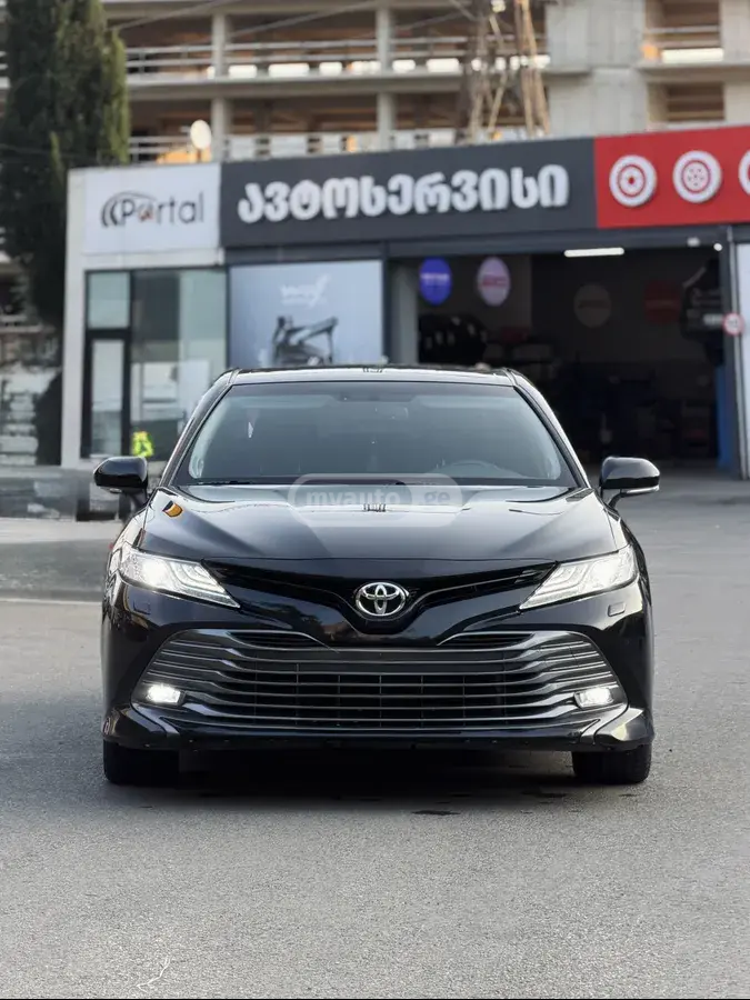 Toyota Camry 2018 — photo 2