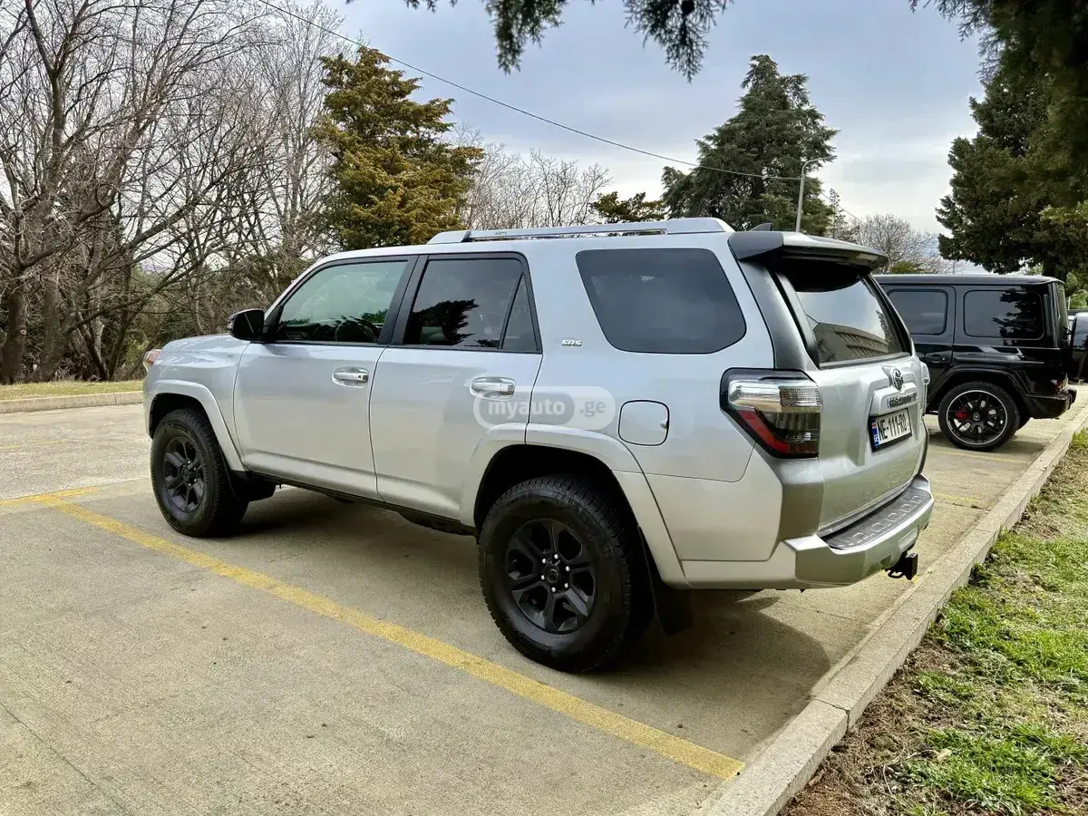 Toyota 4Runner 2017 — photo 2