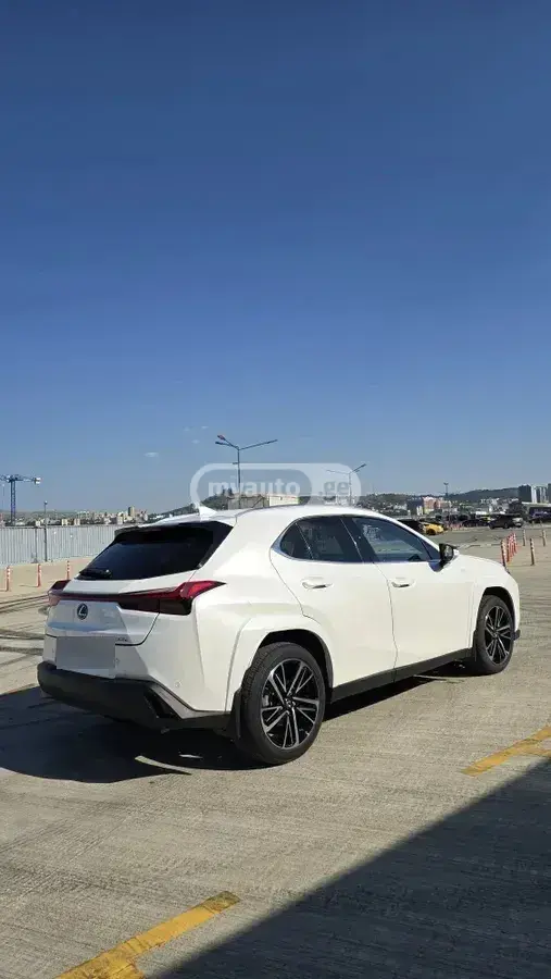 Lexus UX 300 h 2025 — photo 2