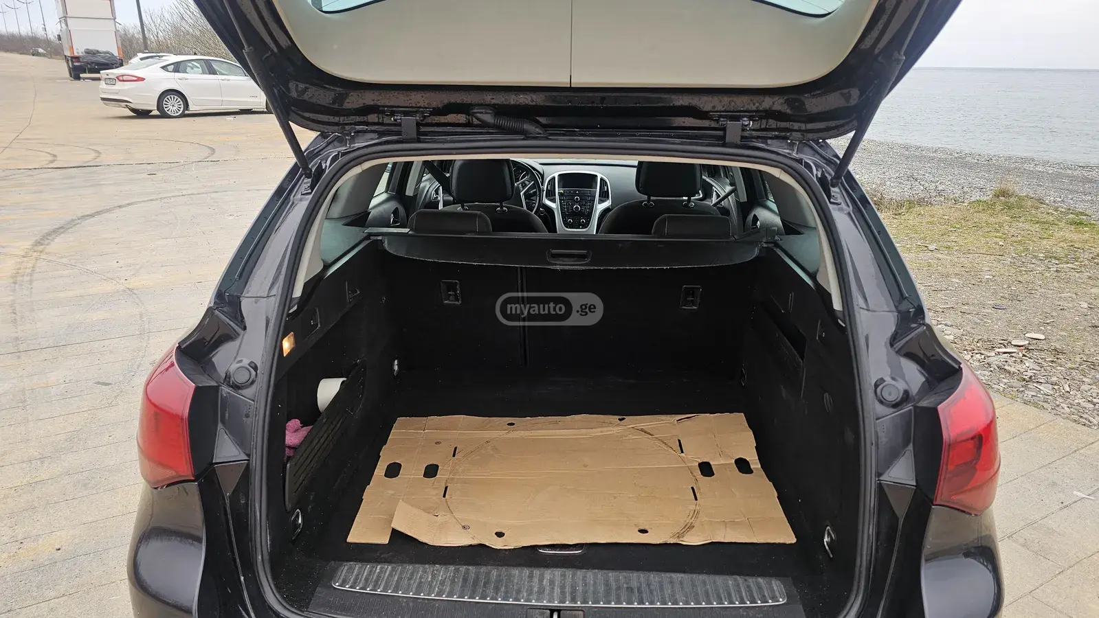 Opel Astra 2011 — photo 2