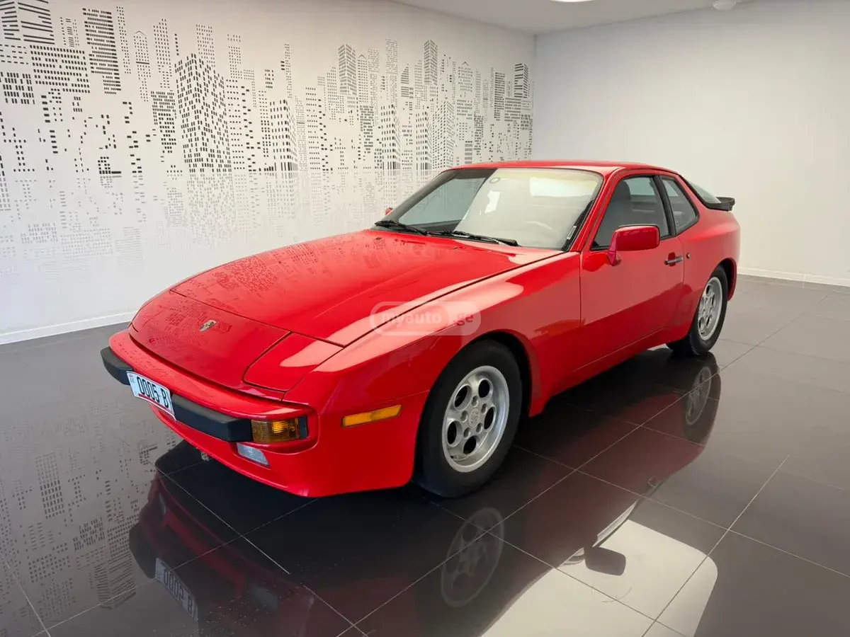 Porsche 944
