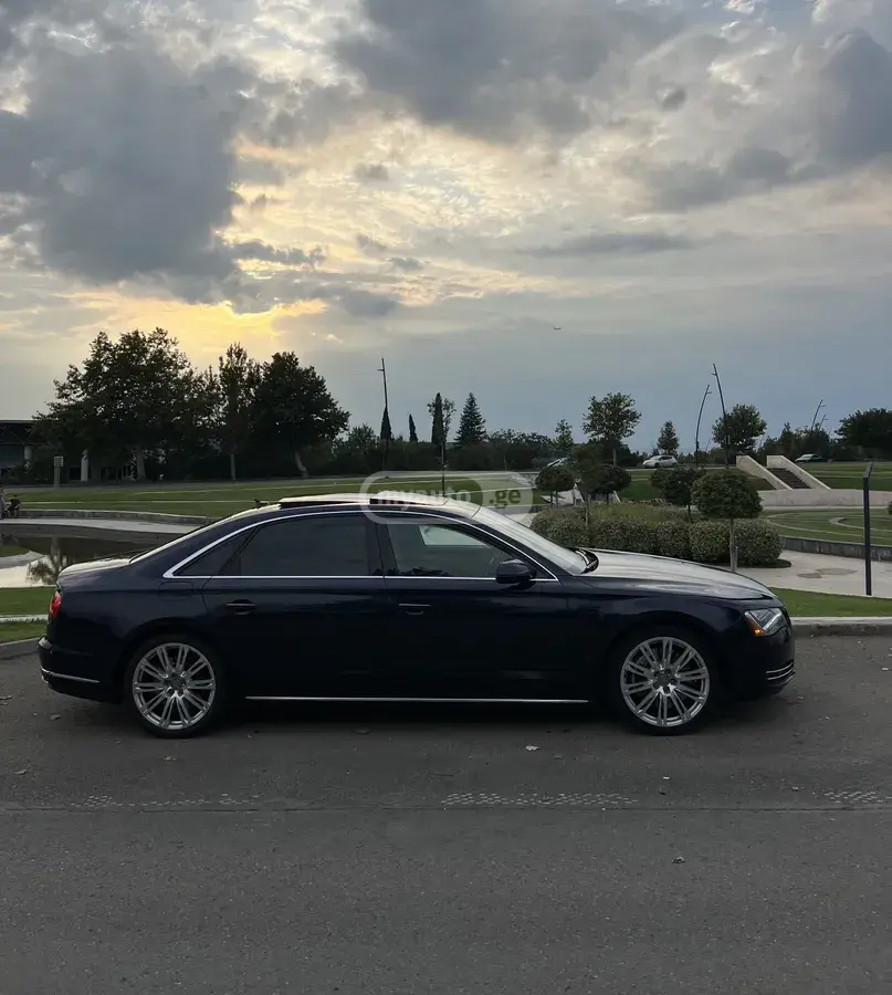 Audi A8 2012 — photo 2
