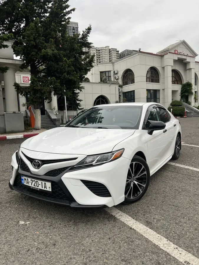 Toyota Camry 2019 — photo 2