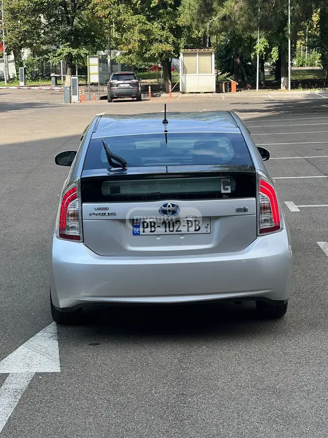 Toyota Prius 2013 — photo 2
