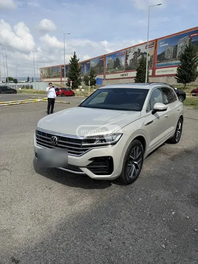 Volkswagen Touareg 2023 — photo 2