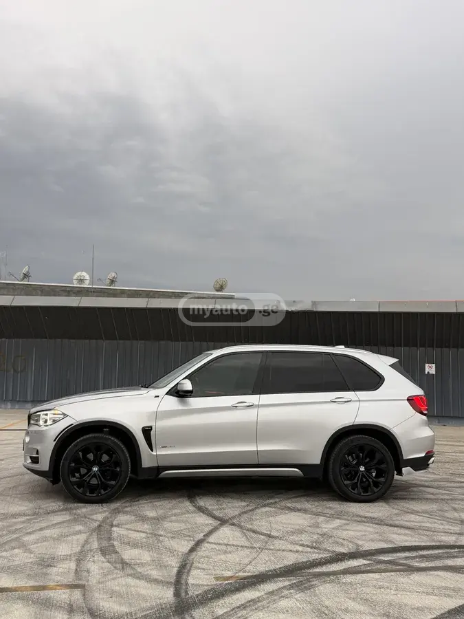 BMW X5 2017 — photo 2