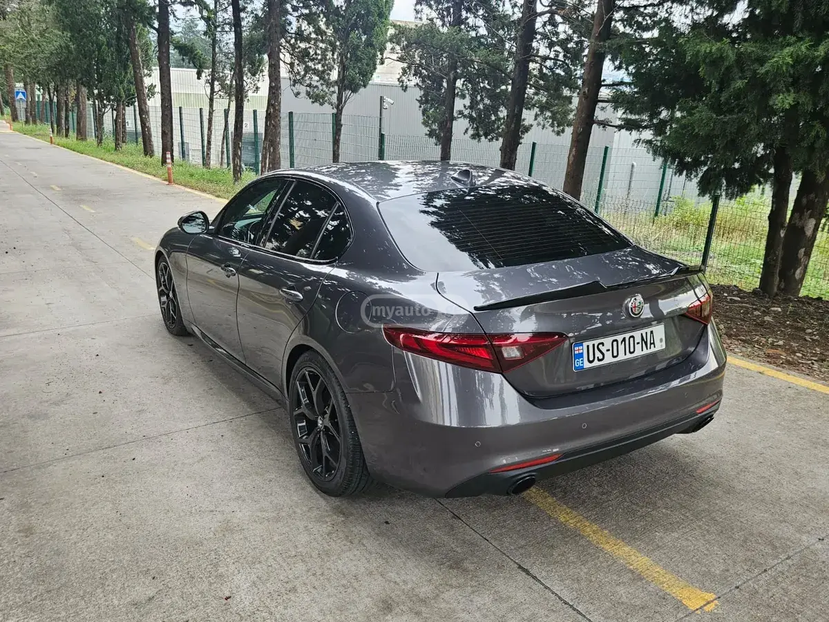 Alfa Romeo Giulia 2019 — photo 2
