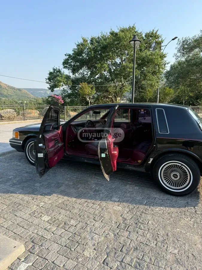 Lincoln Town Car 1991 — photo 2