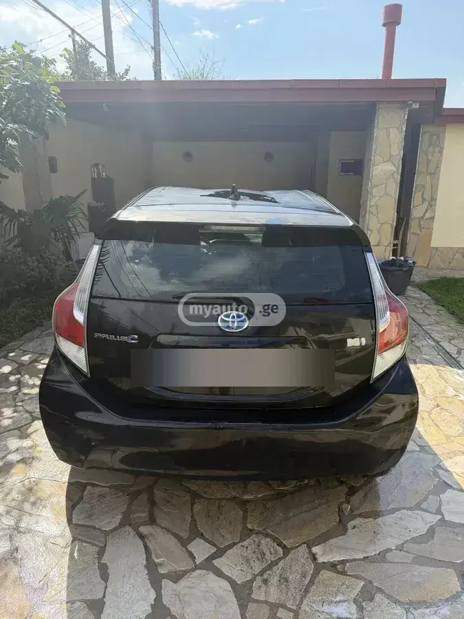 Toyota Prius C 2015 — photo 2