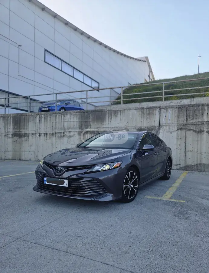 Toyota Camry 2018 — photo 2