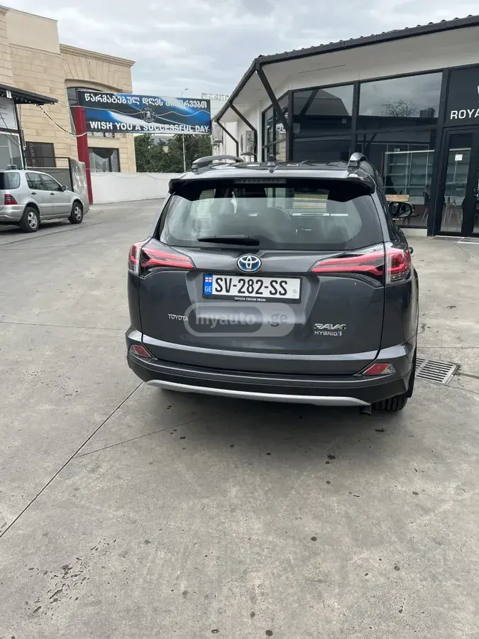 Toyota RAV4 2018 — photo 2