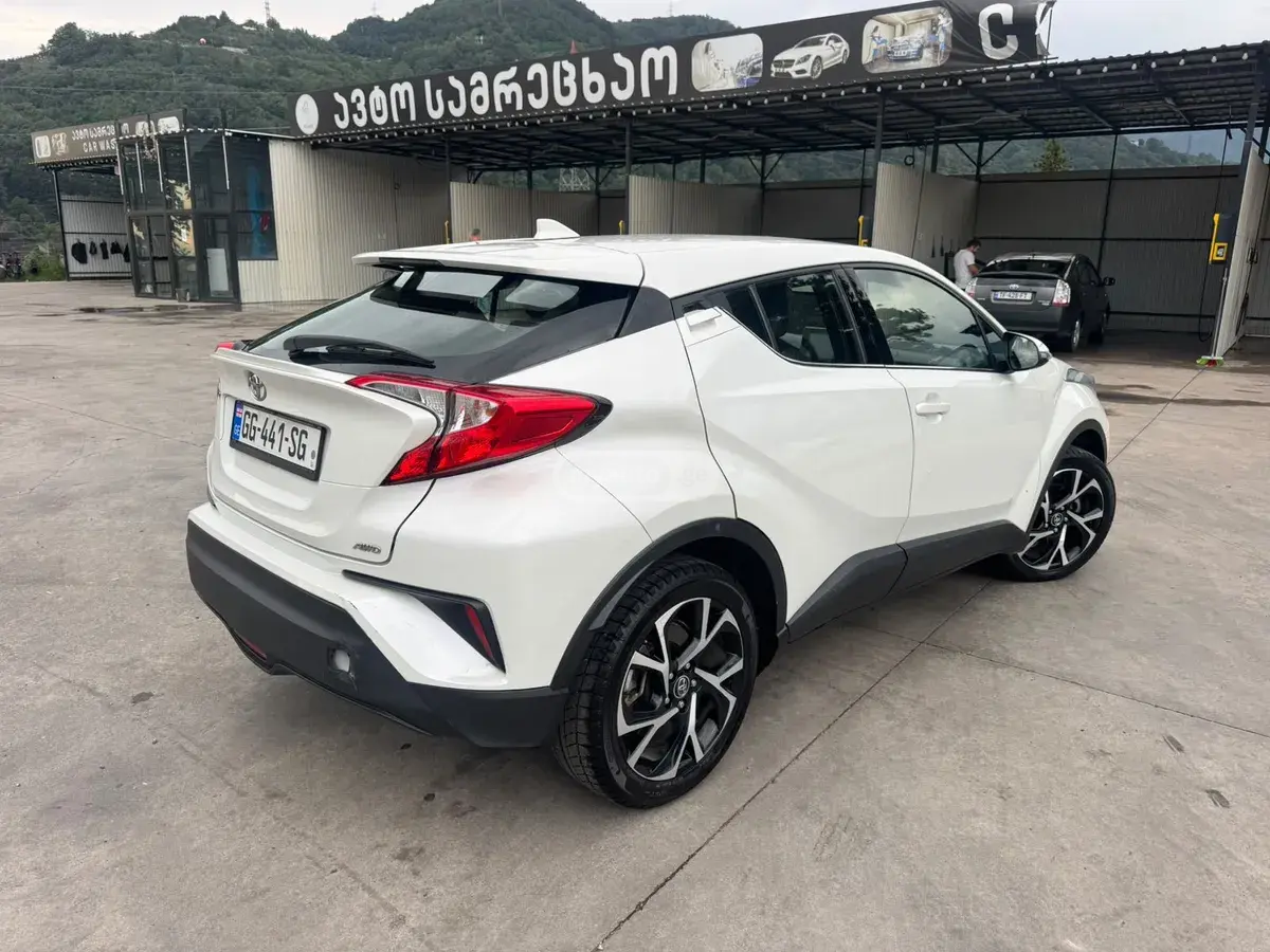 Toyota C-HR 2019 — photo 2