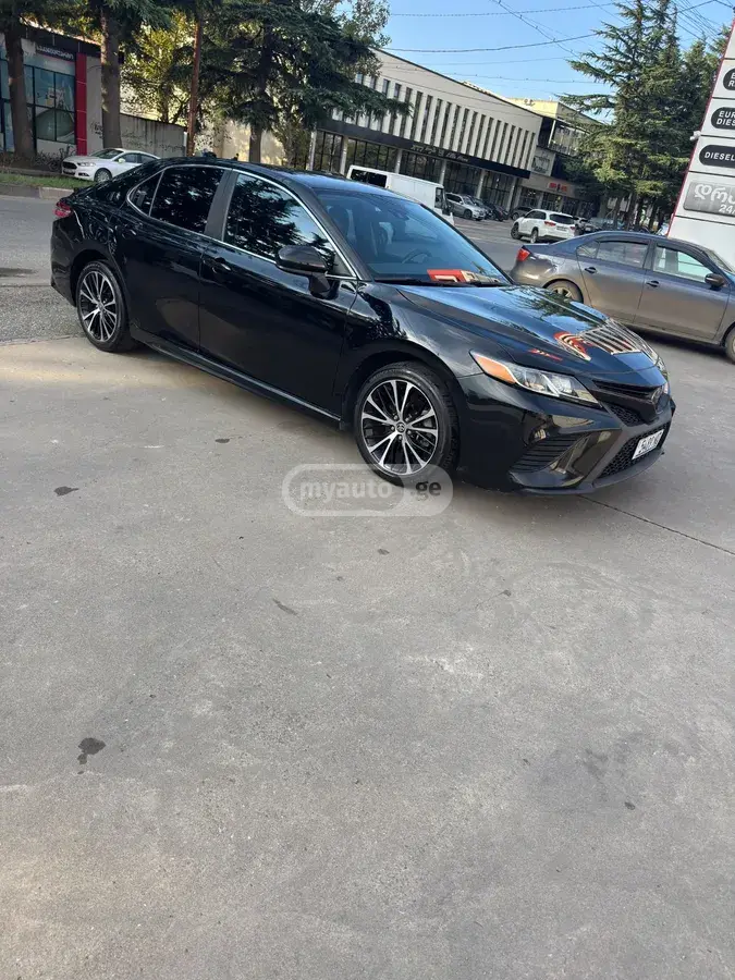 Toyota Camry 2020 — photo 2