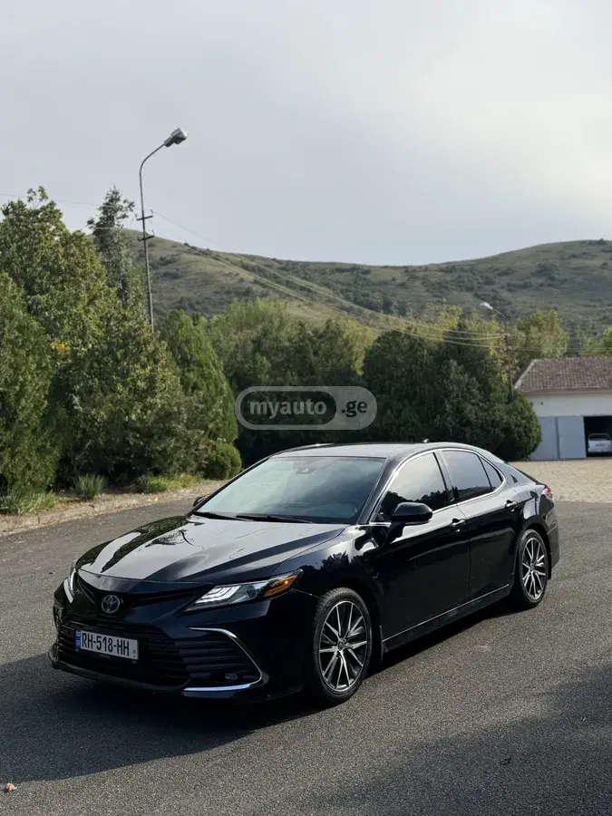 Toyota Camry 2021 — photo 2