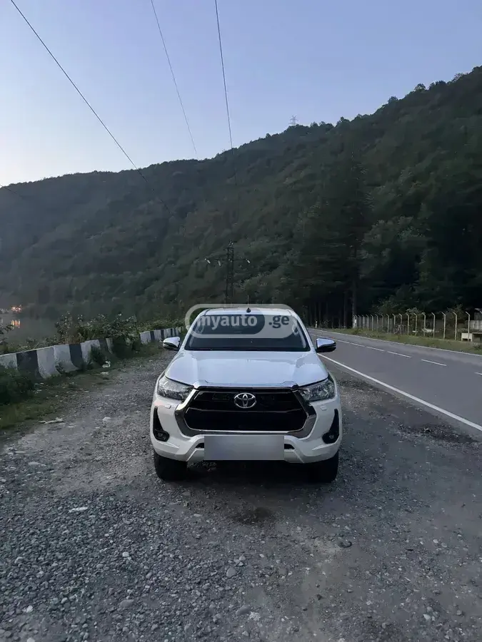 Toyota Hilux 2023 — photo 2